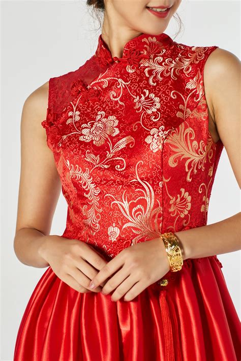 East meets dress - 1: Wedding Cheongsam (Qipao) The most popular choice for brides who are deciding to wear a Chinese wedding dress is to go for a cheongsam or qipao. This is a popular choice both in China and abroad for Chinese …